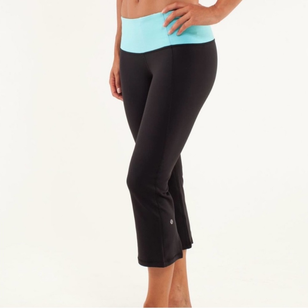 Women 💙🖤Lululemon Gather & Crow Crop
Black/Tonka Stripe Angel Blue, size 4
